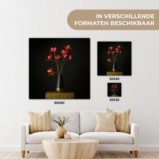 Een boeket rode bloemen in een zwarte vaas op een gouden sokkel, in verschillende formaten.