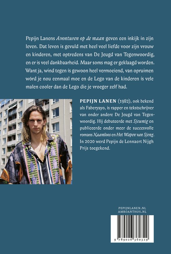 Jonge man met lang haar in een bontgekleurd shirt en een tekstblok op de achterkant van een boek.