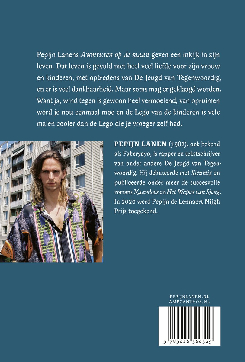 Jonge man met lang haar in een bontgekleurd shirt en een tekstblok op de achterkant van een boek.