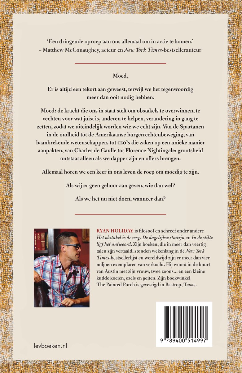 Boekcover met tekst 'Moed' en een foto van Ryan Holiday, auteur.