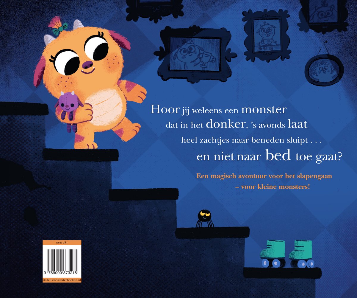 Een oranje monster met een paarse knuffel loopt trappen op in een donkere kamer met portretten en spinnen. Tekst: 'Hoor jij weleens een monster dat in het donker...'