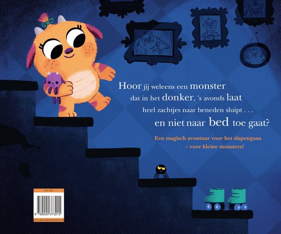 Een oranje monster met een paarse knuffel loopt trappen op in een donkere kamer met portretten en spinnen. Tekst: 'Hoor jij weleens een monster dat in het donker...' 