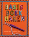 Oranje achtergrond met de titel 'Basisboek Haken' in gekleurde, gebreide letters. Haaknaald met draad en de tekst 'Zo leer je haken, steek voor steek'.