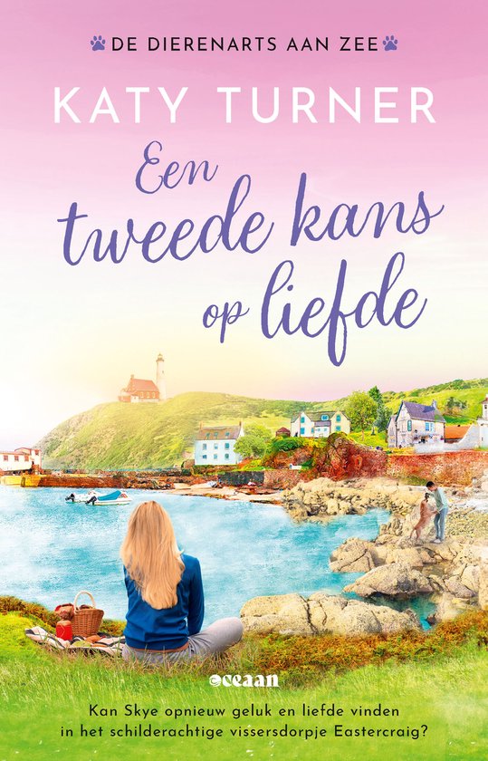 Une femme aux cheveux blonds surplombe un village de pêcheurs pittoresque au bord de la mer, avec un phare sur une colline. "LE VÉTÉRINAIRE AU BORD DE LA MER" "KATY TURNER" "Une deuxième chance d'aimer"