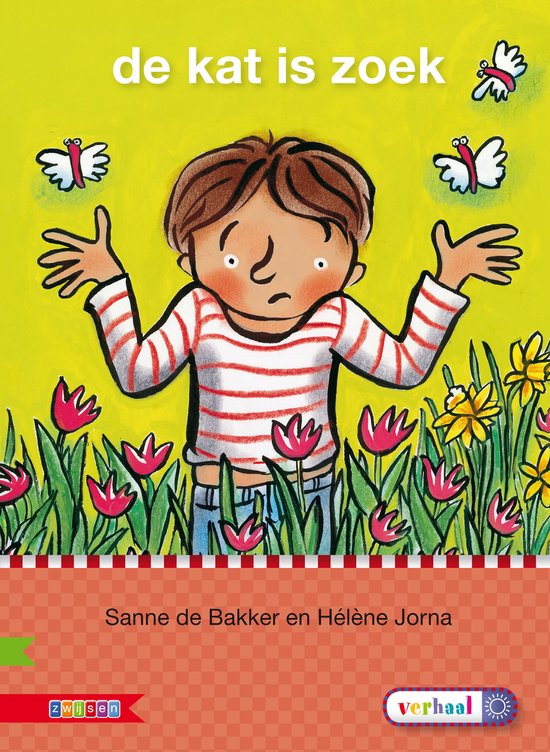Een jongen in een rood-wit gestreept shirt staat tussen tulpen en gele bloemen. Twee vlinders vliegen rond. De titel 'de kat is zoek' staat bovenaan.