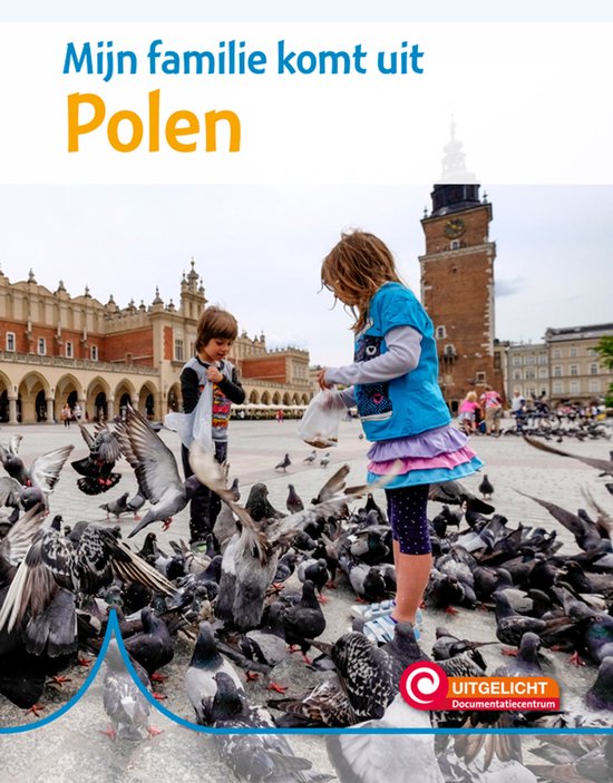 Twee kinderen voeren duiven op een plein met historische gebouwen op de achtergrond.