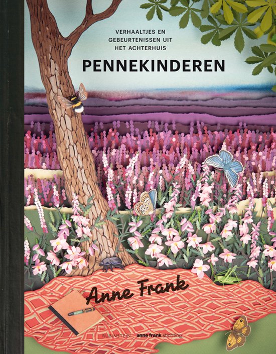 Boek kaft met de titel 'Pennekinderen', verhaaltjes en gebeurtenissen uit het achterhuis. Grote boom met insecten en vlinders, achtergrond met paarse bloemen.