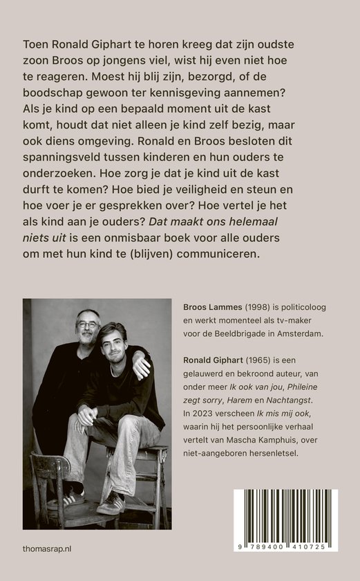 Twee mannen, Ronald Giphart en Broos Lammes, zittend op een stoel.