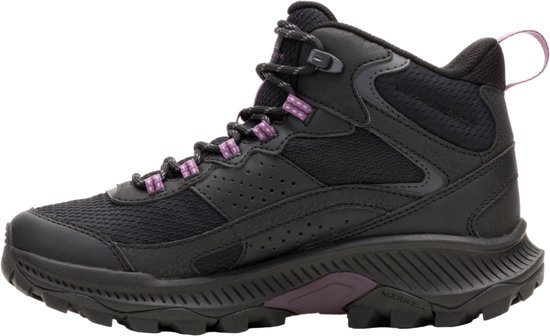 Zijzicht van een zwarte Merrell wandelschoen voor dames met paarse veters en accenten.