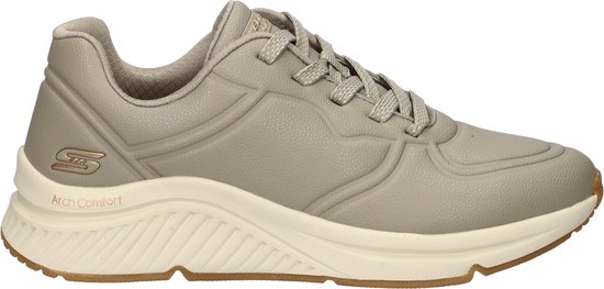 Sneaker Skechers beige avec lacets, semelle crème et logo S doré avec texte 'Arch Comfort'.