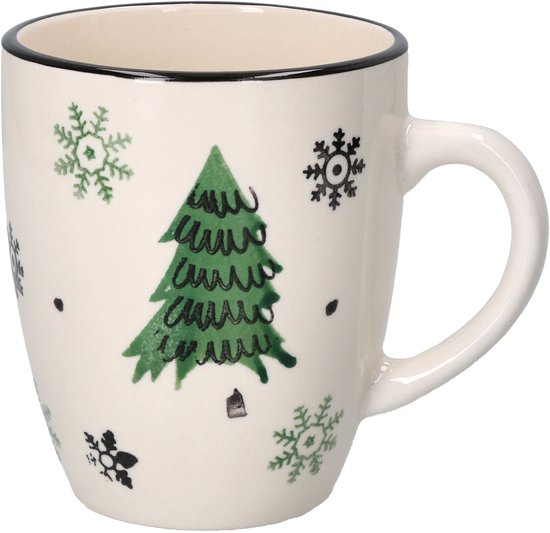 Crèmekleurige mok met gedetailleerde groene kerstboom en zwarte sneeuwvlokken.