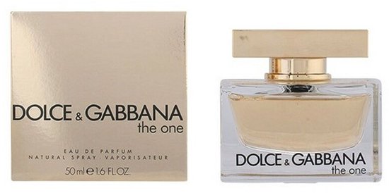 Rechthoekig glazen parfumflesje met gouden dop, gevuld met lichtgele vloeistof. Naast de fles staat de bijpassende verpakking. Eau de parfum, natural spray.