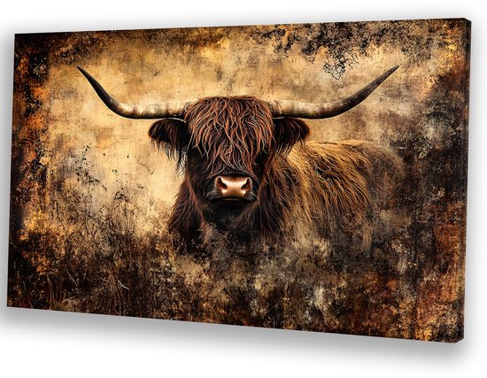 Hooglander met lange horens, bruinharig, op een rustieke, herfstachtige achtergrond.