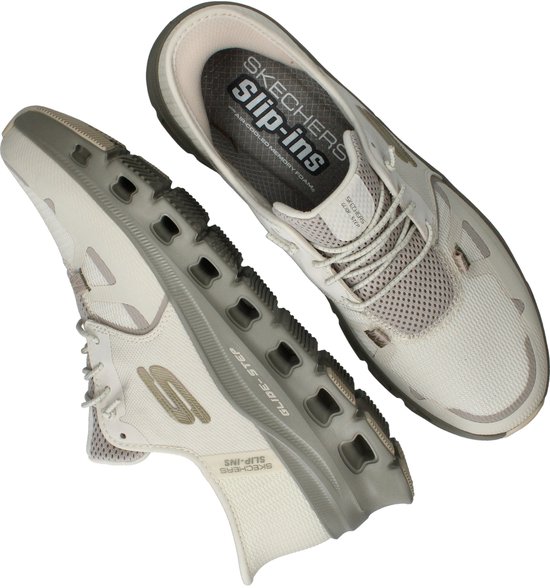Grijze en witte Skechers Slip-ins Glide Step instappers van bovenaf gezien.