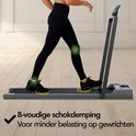 Gedetailleerde weergave van de schokdemping van de grijze loopband, met gele cirkels rond de voeten en groene gloed op de knieën.
