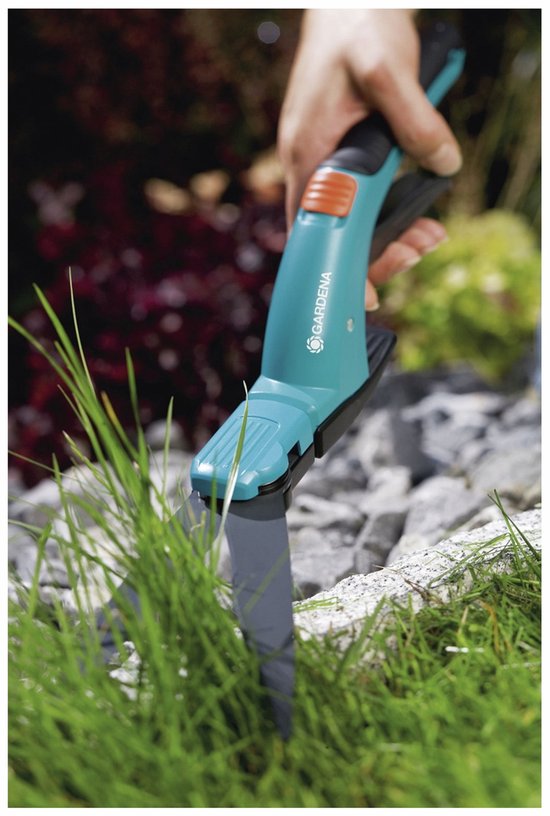 Blauwe Graschaar van Gardena met oranje knop, gebruikt in gras en bij stenen.