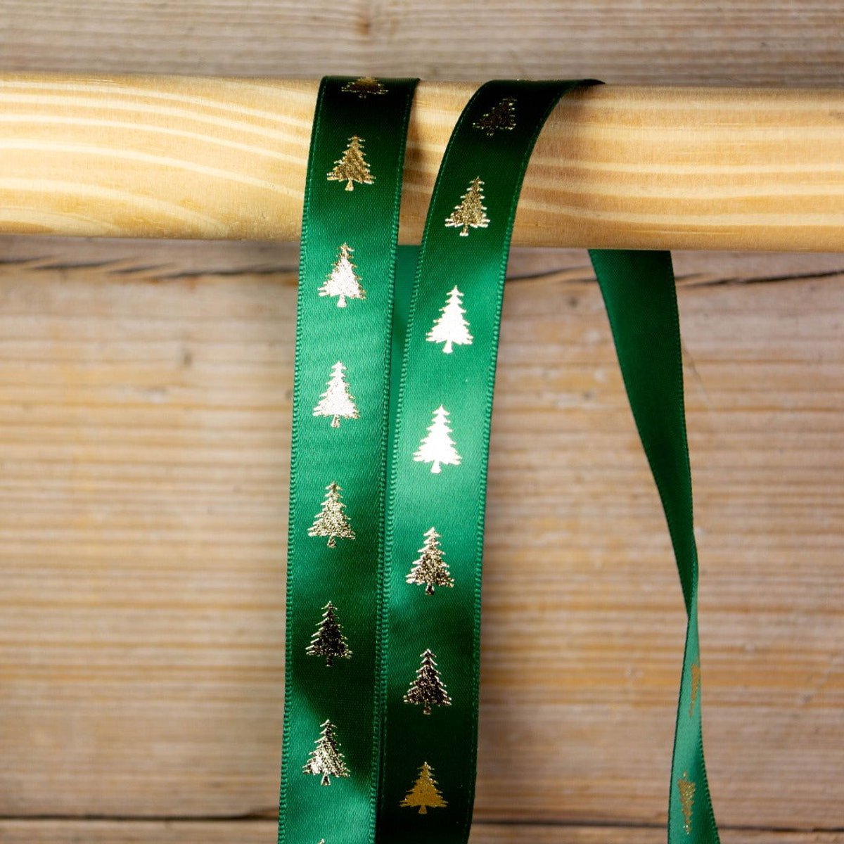 Satijnen Kerstlint Groen met Gouden Kerstbomen – 15 mm × 25 m