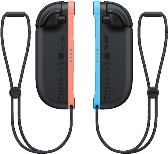 Achterkant van de linker blauwe en rechter rode Nintendo Switch Joy-Con controllers met polsbandjes.