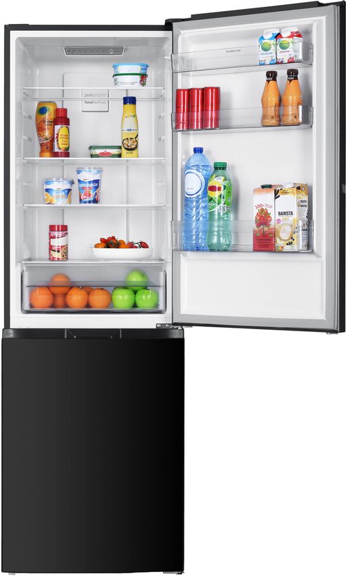 Zwarte Inventum koel-vriescombinatie met open koelkastdeur, gevuld met diverse dranken en etenswaren.