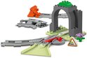 Duplo treintunnel met spoor, waaronder een rondje en een rechte baan.