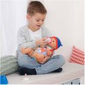 Jongen houdt BABY born Jonas pop op schoot en geeft de pop drinken uit een flesje.