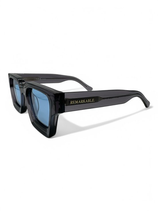 The Brand Remarkable - Zonnebril Unisex - Zonnebril Dames - Zonnebril Heren - Vierkante Zonnebril - Grijs / Blauw - UV400 - Luxe, Duurzame & Trendy Zonnebril - Designer Zonnebril - Mode Zonnebril 2025 - Inclusief Beschermhoes - Polariserend Look van The Brand Remarkable — afbeelding 2
