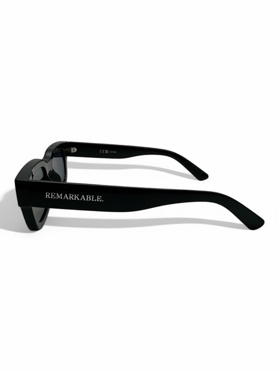 The Brand Remarkable - Zonnebril Unisex - Zonnebril Dames - Zonnebril Heren - Vierkante Zonnebril - Zwart - UV400 - Luxe, Duurzame & Trendy Zonnebril - Designer Zonnebril - Mode Zonnebril 2025 - Inclusief Beschermhoes - Polariserend Look van The Brand Remarkable — afbeelding 3
