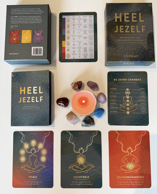 Kaartspel 'HEEL JEZELF' met chakra-kaarten, kristallen en een kaars.