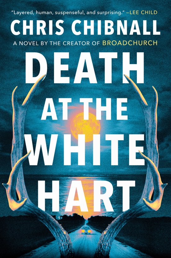 Couverture du livre Death at the White Hart. Bois de cerf sur les côtés, avec une route menant à un coucher de soleil.