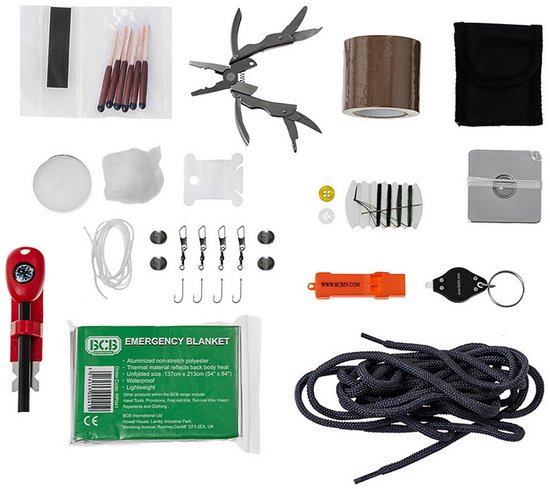 Overzicht van de 12 onderdelen van de BCB Survival kit: multifunctionele tang, tape, visgerei, vuurstarter en nooddeken.