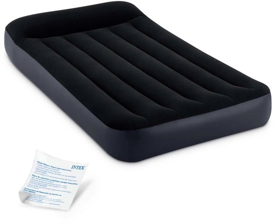 Zwart Intex luchtbed met gestreept design, met reparatiekit op witte achtergrond.