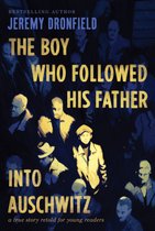 Boekomslag: 'The Boy Who Followed His Father Into Auschwitz' met een afbeelding van een jongen en meerdere mannen in donkere tinten, met gele tekst.