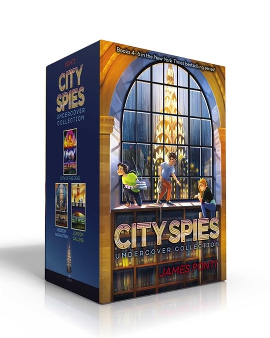 Box set 'City Spies Undercover Collection' met drie boeken, met op de voorkant een illustratie van drie kinderen die op een boekenplank klimmen voor een groot raam.