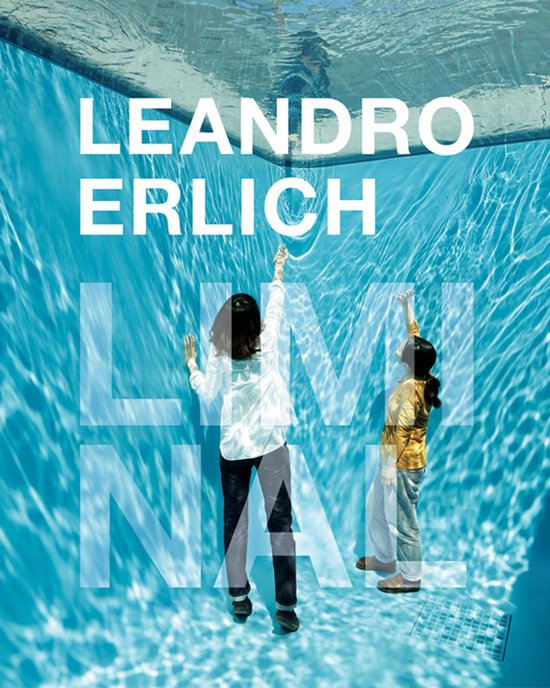 Deux personnes tendent les mains vers le haut sous la surface de l'eau d'une piscine, avec le texte LEANDRO ERLICH LIMINAL.