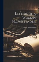 Boek 'Letters of a Woman Homesteader' van Elinore Pruitt Stewart, met typemachine, boeken en bril.
