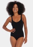 Zwart bodysuit met V-hals gedragen door een model met krullend haar.