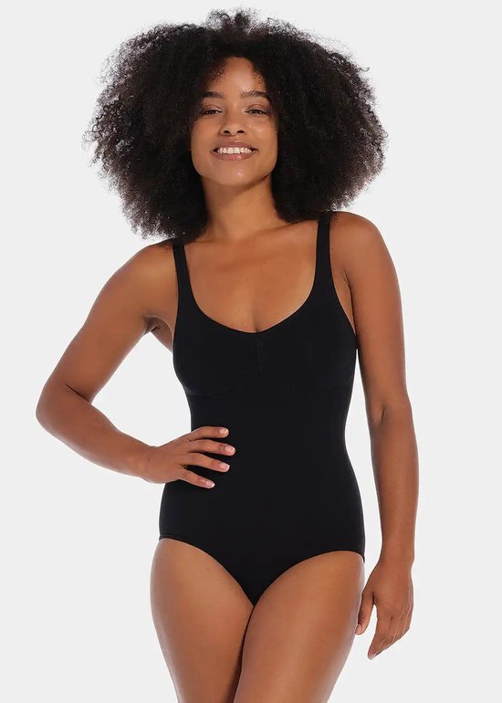 Zwart bodysuit met V-hals gedragen door een model met krullend haar.