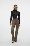 Model in een zwarte top, riem en wijde jeans met luipaardprint.