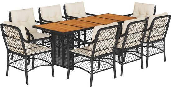 Een zwarte poly rotan tuinset met acht stoelen met crèmekleurige kussens en een rechthoekige tafel met houten blad, geïsoleerd op witte achtergrond.