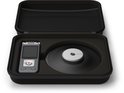 Open etui met Philips VoiceTracer recorder en 360° microfoon erin. Inclusief Semby AI spraak-naar-tekst software.