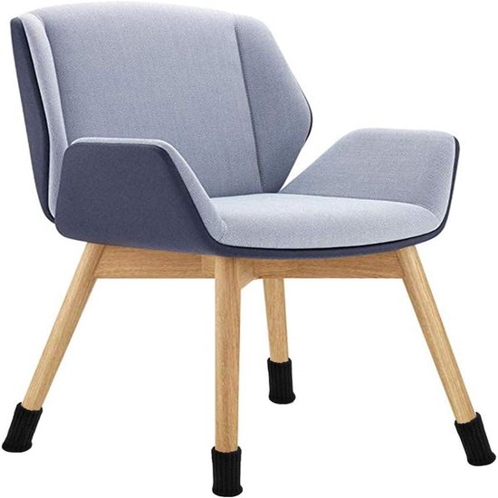 Zwarte stoelpootbeschermers onder een moderne fauteuil met houten poten.