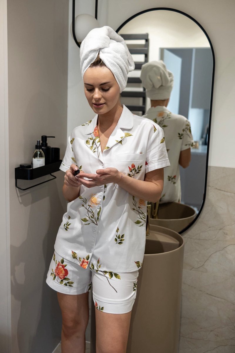 Coemi Dames pyjama set–korte mouwen & shorts–handgeschilderde wilde rozen–wit–100% katoensatijn–