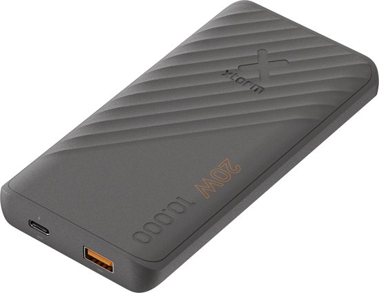 Grijze Xtorm powerbank met golvend patroon, '20W 10.000' tekst, USB-A en USB-C poort.