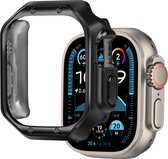 Transparante TPU hoes met zwarte randen voor de Apple Watch Ultra, met de watch erin. De watch toont een weersvoorspelling en tijd.
