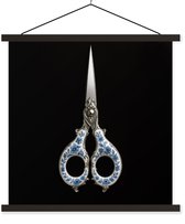 Posterhanger incl. Poster 60x60 cm - Schoolplaat - Schaar - Delfts blauw - Zwart - Textielposter - Zwarte latten