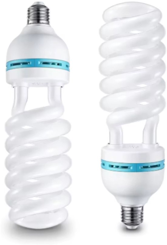 Twee witte spiraal energiebesparende lampen met blauwe accenten, staand.