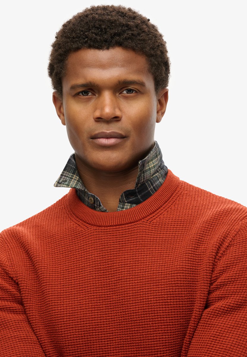 Superdry Trui Textured Crew Knit Jumper M6110657a Autumnal Mannen Oranje