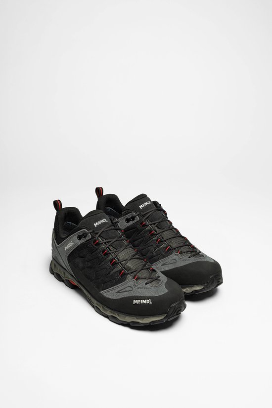 Grijze Meindl wandelschoenen met rode accenten en zwarte veters.