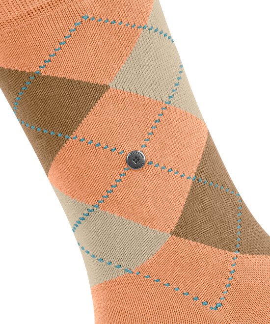 Detail van oranje Burlington Queen sok met ruitpatroon en knoopje.