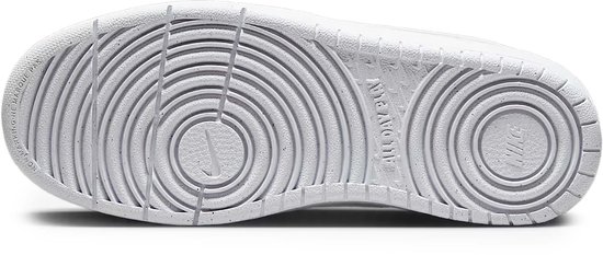 Onderkant van een witte Nike sneaker met cirkelvormig profiel en Nike-logo.